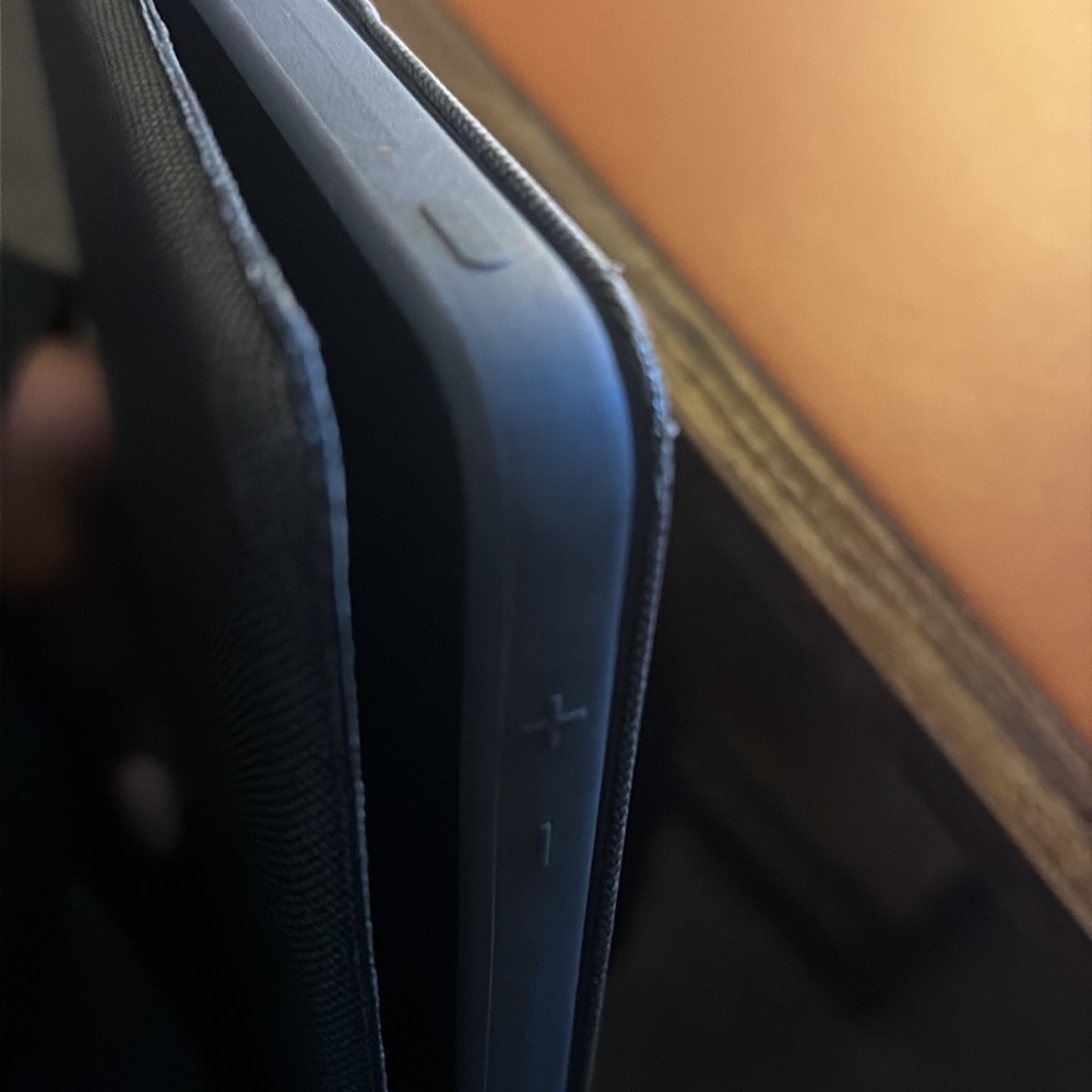 Logitech Tablet Keyboard Case - One Touch - Picture 6 of 6